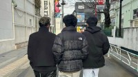 谢霆锋与两儿子最新合影 兄弟俩身高已超过父亲