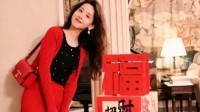 31岁章泽天晒红色套装新年美照 幸福笑容似少女