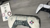 玩家分享女儿送的暖心生日礼物：缝制了一个PS5手柄