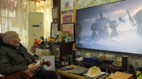 90岁杨老头体验PS5版《黑神话》:非常投入 眼里有光!