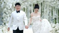 Uzi补办婚礼上热搜 史森明担任伴郎亲吻Uzi侧脸