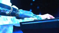 断臂小伙意念控制机械仿生手 深情弹奏钢琴曲《大鱼》