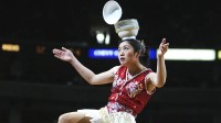 中国大妈惊艳NBA 表演杂技出场费5分钟5000美元