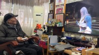 90岁杨老头首战《黑神话》白衣秀士：几招就被打败！