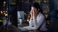 女生经常熬夜打麻将患上耳石症 作息不规律容易引发