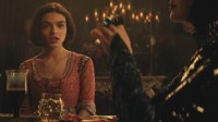 《白雪公主》新片段公开 烟熏造型难掩王后颜值