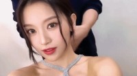 老父亲如何阻止女儿擦边 妖风助你的动态图