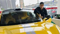 大爷开小米SU7 Ultra引路人围观：60岁圆了20岁的梦!