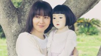 《人偶之家》曝剧照 长泽雅美怀抱人偶露出诡异微笑