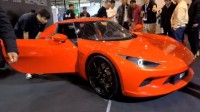 国产品牌“小跑车”首款车型亮相！橙银双色、双电机