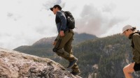 携程推出智能外骨骼设备 助力中老年人轻松登山 
