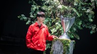 Faker登上韩国体育报头版：今年遥望更高的地方