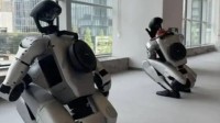 宇树机器人充电姿势太可爱了 网友：你是来拉屎的吧