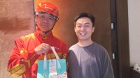 刘强东亲自送外卖与消费者亲切合影 京东回应：属实