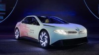 宝马新世代概念车震撼亮相!荧光车漆+“超级大脑”！