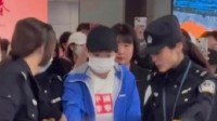 孙颖莎王楚钦被代拍者围堵拍照 甚至被堵进了洗手间