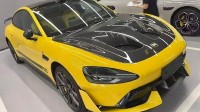 SU7 Ultra挖孔版交付：网友晒贴感谢雷军推进产能