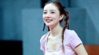 贾乃亮李小璐带娃出游 夫妻多样性的动态图