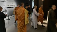 泰国高僧也来逛《黑神话》展了！参观打坐交流佛法