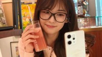王冰冰手持OPPO Reno14晒自拍：人鱼姬配色太梦幻