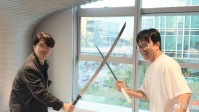 《影之刃零》制作人见《剑星》金亨泰：喜提亲笔签名