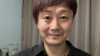 小高和刚“举牌”魔性出圈！网友P图停不下来！