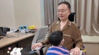 蔡磊用眼控仪和AI朗读与儿子交流围棋：画面温馨