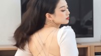 刘亦菲在西西里岛发片 美背可以拔罐的动态图