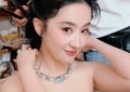 晚宴上的刘亦菲Lisa 都不知道啥是火彩的动态图