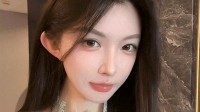 晚宴上的刘亦菲Lisa 都不知道啥是火彩的动态图