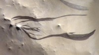火星神秘条纹成因新研究 风与尘埃的“杰作”