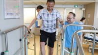 脑机接口大突破！中国61岁完全截瘫男子站起来了