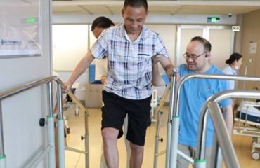 脑机接口大突破！中国61岁完全截瘫男子站起来了