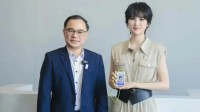 姚安娜入职长安汽车任工号1001 董事长朱华荣陪同