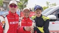 吴京参加环塔拉力赛 暖心叮嘱71岁老车手：要小心