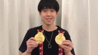 王楚钦晒世乒赛两块金牌 称很梦幻的一次旅程