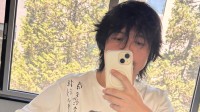 《黑神话》官方大佬穿四妹T恤晒照：和杨奇一样帅！