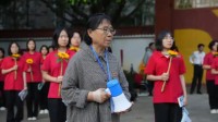 高考第一天张桂梅的小喇叭又响了：这是她第15次送考
