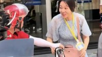 闫妮“送外卖”被多名网友偶遇：本人正在拍摄短剧