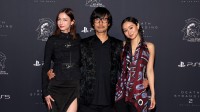 羡慕！小岛秀夫分享红毯合影：左拥右抱两位大美女