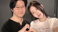 金亨泰与《剑星》体模合照：两人比心亲密贴贴!