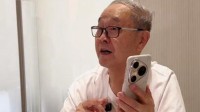 83岁老人现场开箱Pura 80 已收藏近200部华为手机