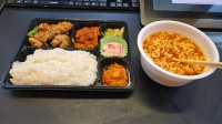 泡面配米饭！剑星制作人晒今日菜色：开服太忙刚吃上