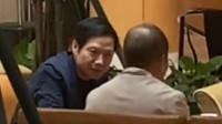雷军疑和华为徐直军聊天 雷军谦逊弯腰又瘦又帅