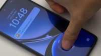 红米K80至尊版真机：屏幕指纹超棒 吃KFC油手秒解锁