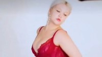 环保少女妹妹性感视频惹争议：红色渔网袜加紧身胸衣