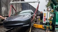 美国一特斯拉闯入火车轨道被撞 车辆处于