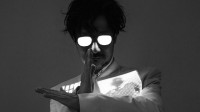 岛哥哥时尚写真帅炸！变身奥德曼、小尾巴悬疑感十足