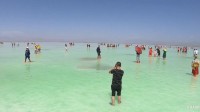 多名游客赤脚进青海盐湖拍照 景区:是卤水 有腐蚀性