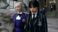 网飞《星期三》第二季预告:暗黑萝莉和小狼女回来了！